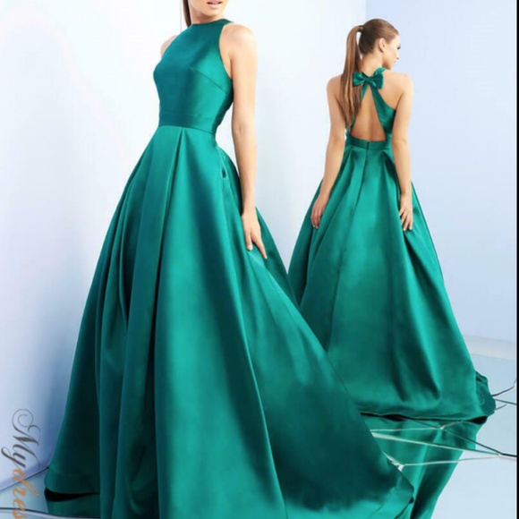 Mac Duggal elegant Green Gown - Picture 4 of 8